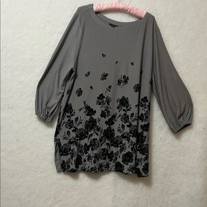 J. Jill size XL Gray and Black Floral Tunic